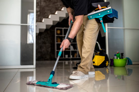 Gründliche Bodenreinigung mit Flachwischer auf glänzendem Boden
