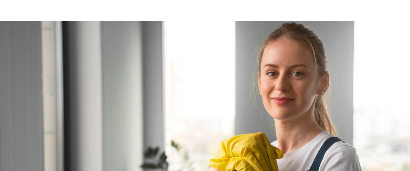 Freundliche Reinigungskraft von Ihrcleanteam