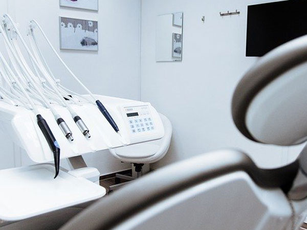 Sauber und hygienisch gereinigter Behandlungsraum einer Praxis