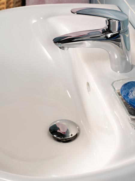Gebäudereinigung in Hamburg - Pflege für Waschbecken und Badewanne Reinigungstipp